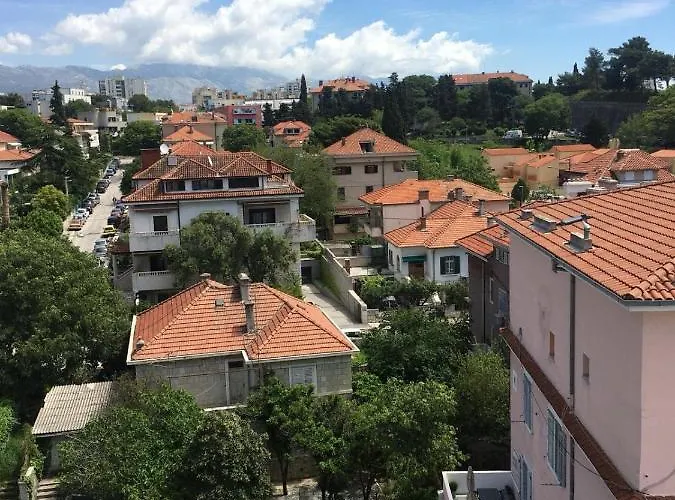Apartment Buble Split